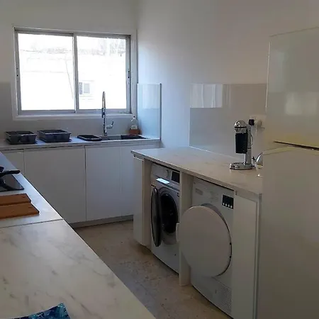 Lejlighed 10min Walk To Finikoudes Beach, Spacious 2-bed *