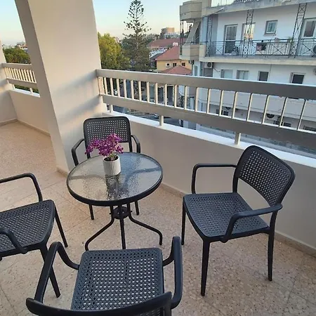 Lejlighed 10min Walk To Finikoudes Beach, Spacious 2-bed Larnaca