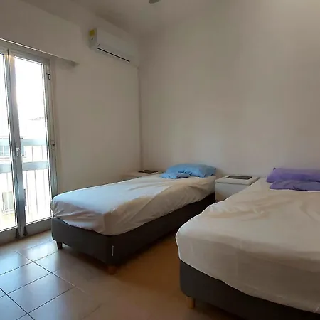 Lejlighed 10min Walk To Finikoudes Beach, Spacious 2-bed