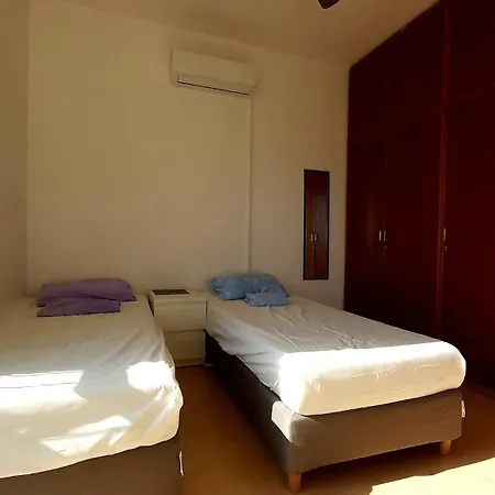10min Walk To Finikoudes Beach, Spacious 2-bed Lejlighed Larnaca