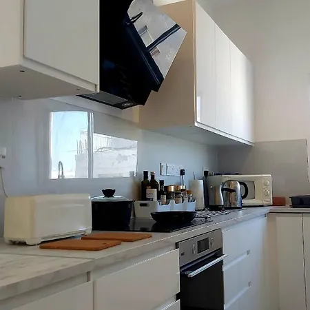 Apartamento 10min Walk To Finikoudes Beach, Spacious 2-bed *