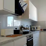 Appartement 10min Walk To Finikoudes Beach, Spacious 2-bed Larnaca