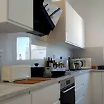 Appartement 10min Walk To Finikoudes Beach, Spacious 2-bed *