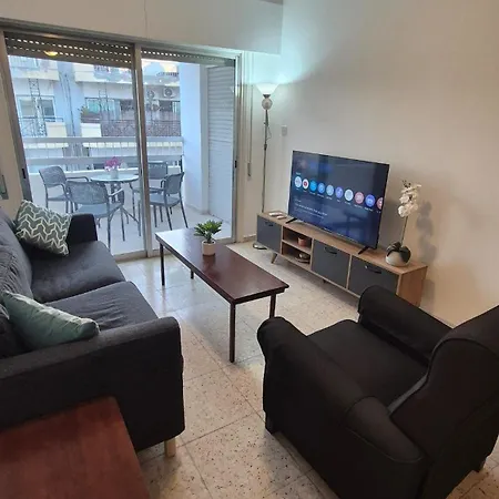 Appartement 10min Walk To Finikoudes Beach, Spacious 2-bed Larnaca