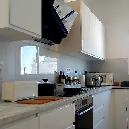 Apartmán 10min Walk To Finikoudes Beach, Spacious 2-bed Larnaca