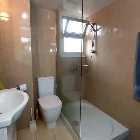 Appartement 10min Walk To Finikoudes Beach, Spacious 2-bed Larnaca