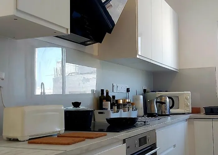 アパート 10min Walk To Finikoudes Beach, Spacious 2-bed ラルナカ