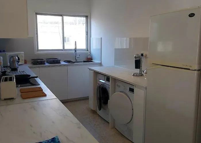 アパート 10min Walk To Finikoudes Beach, Spacious 2-bed *