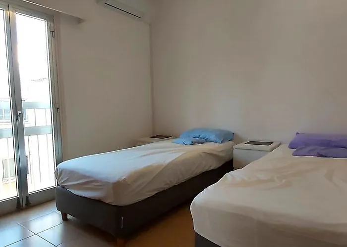 Apartment 10min Walk To Finikoudes Beach, Spacious 2-bed