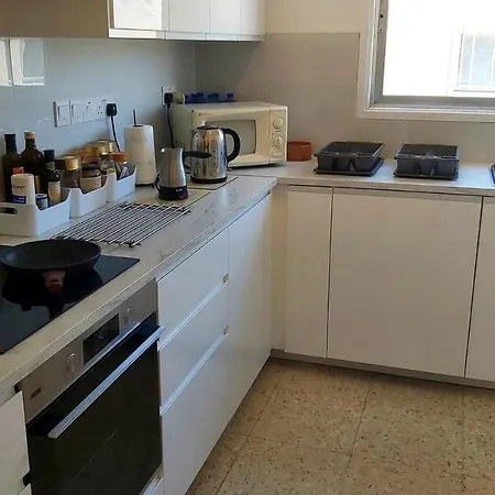 10min Walk To Finikoudes Beach, Spacious 2-bed Апартаменты Ларнака