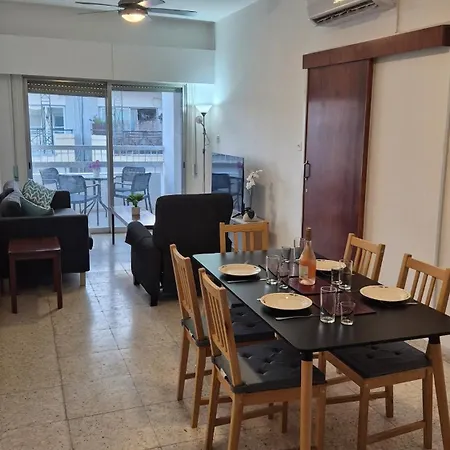 Апартаменты 10min Walk To Finikoudes Beach, Spacious 2-bed Ларнака