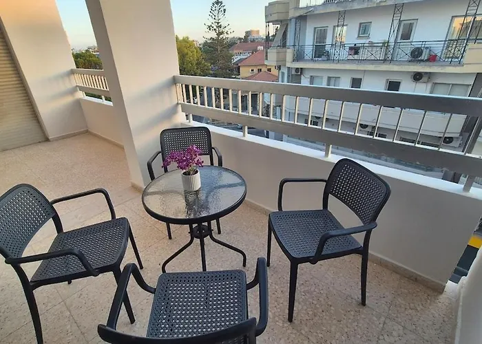 דירה 10min Walk To Finikoudes Beach, Spacious 2-bed לרנקה