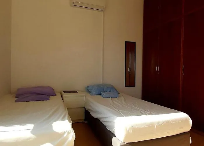 10min Walk To Finikoudes Beach, Spacious 2-bed דירה לרנקה
